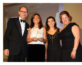 Luc�a Lorente (Directora Corporativa) y Adela Garc�a de Tu��n (responsable de RR.HH)