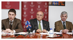 El presidente de la Comisi�n de Justicia Gratuita del CGAE, Luis Nieto, el presidente del CGAE, Carlos Carnicer y el presidente de la Comisi�n de Proyecci�n Social, Nazario de Oleaga