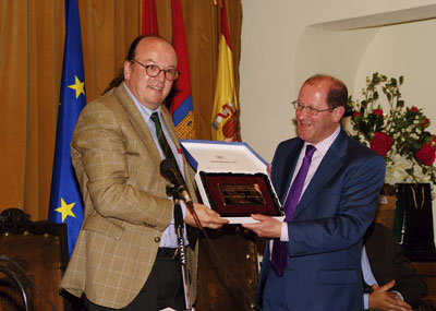 Hans A. B�ck, director de Lawyerpress.com, entrega  la placa conmemorativa con la menci�n del premio Lawyerpress 2009 para revistas de colegios de abogados