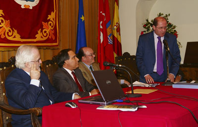 acto solemne del colegio, presidido por su decano, Jos� Luis Do�oro y con un disertaci�n magistral del humorista gr�fico Antonio Fraguas, Forges