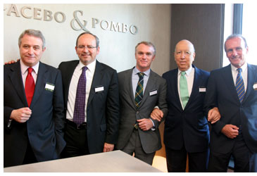 De izq. a dcha.: Manuel Mart�n, socio director de G�mez-Acebo & Pombo; Jorge Santiago Neves, socio Lisboa; Ferm�n Garbayo, socio residente Lisboa; Fernando Pombo, presidente de G�mez-Acebo & Pombo y Albano Sarmento, socio Lisboa.