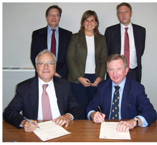 Arriba, de izqda. a dcha.: John Woodger y Adam Austerfield (LSE) junto a Vanessa Izquierdo (Centro de Estudios Garrigues). Abajo, de izqda a dcha.: �ngel Bizcarrondo (director del Centro de Estudios Garrigues), y Roger Mountford (LSE).