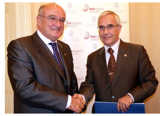 El presidente del CGAE, Carlos Carnicer, y el presidente del Consejo General de Colegios Oficiales de Ingenieros T�cnicos Industriales -COGITI-, Vicente Mart�nez,