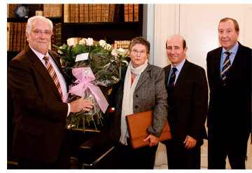 De izquierda a derecha: Jos� Mar�a Antr�s, vicepresidente de la Mutualidad de la Abogac�a; Margarita Trallero, mutualista homenajeada; Pedro L. Y�fera, decano del ICAB y Juan Bassas, miembro de la Comisi�n Ejecutiva de la Mutualidad de la Abogac�a.