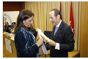 La abogada Isabel Gozalo ha recibido en el sal�n de actos del Colegio de Abogados de Madrid de manos del presidente de la asociaci�n SCEVOLA, Lupicinio Rodr�guez Jim�nez, el IV Premio Scevola de Investigaci�n Jur�dica para J�venes Abogados