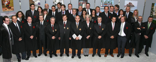 Los nuevos letrados acompa�ados de sus padrinos y familiares, recibieron la bienvenida de Manuel Camas, Decano de la instituci�n malague�a,