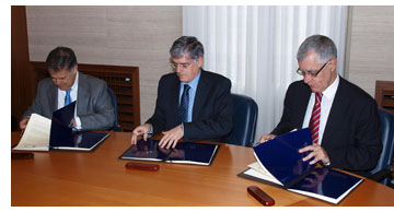 El diputado de Hacienda, Finanzas y Presupuestos de la Diputaci�n Foral de �lava, Jos� Luis Cimiano, el presidente del Consejo General del Notariado, Antonio Ojeda y el decano del Colegio Notarial del Pa�s Vasco, Manuel L�pez Pardi�as,