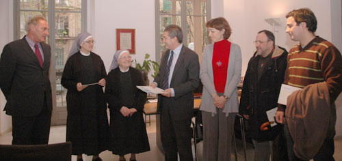 Juan Miguel Font, ha entregado hoy tres cheques solidarios, por un importe global de 7.951,62 euros