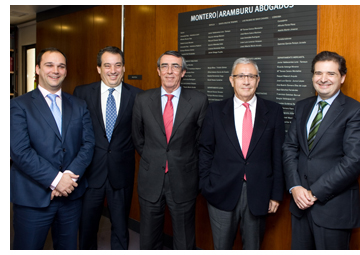 Javier Ortega Trujillo (Director de la oficina de Sta. Cruz de Tenerife de MONTERO-ARAMBURU), Juan Luis Lorenzo V�zquez,  Alfredo �lvarez Tello (socio-Director de MONTERO | ARAMBURU ABOGADOS, centro de la foto), Lorenzo Hern�ndez P�rez (socio-Director de MONTERO-ARAMBURU CANARIAS) y Jos� Alberto Mor�n Arvelo.