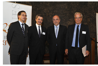 Ricardo G�mez (socio director de Garrigues), Jos� Luis Buend�a (socio director de Bruselas), Joaqu�n Almunia (vicepresidente de la Comisi�n Europea) y Antonio Garrigues (presidente de Garrigues)