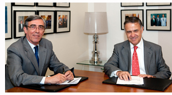 Alfredo �lvarez Tello (socio-Presidente de MONTERO | ARAMBURU) da la bienvenida a Antonio Ojeda Escobar (derecha. de la foto) 