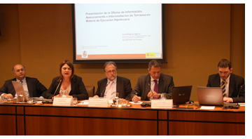 decano del Colegio de Abogados de Girona, Carles MacCragh, y en la que han participado el decano de Terrassa, Miquel S�mper, la concejal de Vivienda del Ayuntamiento de esta ciudad, Lluisa Melgares, y el vicesecretario de la Asociaci�n Espa�ola de Banca, Jos� Luis Rodr�guez Pellitero - Foto Lawyerpress