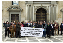 Medio centenar de abogados granadinos se concentra contra la Ley de Tasas Judiciales y exige su retirada inmediata