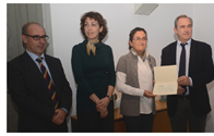 Mercedes Azagra recibe de manos del decano de la abogac�a balear el segundo premio del V Concurso de Fotograf�a del ICAIB