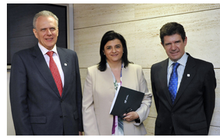 Jos� Manuel Garc�a Collantes, presidente del CGN; Concepci�n Arruga, consejera de Hacienda y Administraci�n P�blica de La Rioja; y Tom�s Sobrino, decano del Colegio Notarial de La Rioja