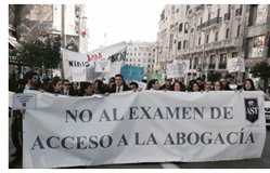J�venes Abogados piden en las calles de Madrid la supresi�n del examen de acceso