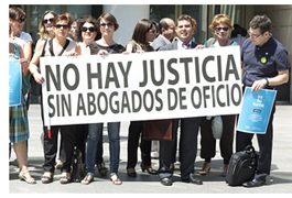 M�s de un centenar de abogados valencianos se concentran contra la Reforma de la Ley de Asistencia Jur�dica Gratuita
