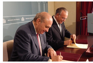 ministro del Interior, Jorge Fern�ndez D�az, y el presidente de la Fundaci�n Bancaria "la Caixa", Isidro Fain�