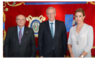 el presidente del Consejo General de la Abogac�a Espa�ola, Carlos Carnicer D�ez, la secretaria general del Consejo Superior de C�maras de Comercio, Industria y Navegaci�n de Espa�a, Carmen de Miguel Garc�a, y el presidente del Consejo General del Notariado, Jos� Manuel Garc�a Collantes,