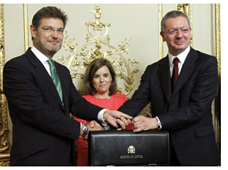 El Gobierno otorga la Gran Cruz de San Raimundo de Pe�afort a Ruiz-Gallard�n y a su segundo Rom�n, adem�s de a  Bercovitz, Montalvo, Juan Saavedra