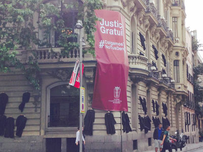 Los abogados del Turno cuelgan sus togas en el ICAM como protesta ante la falta de apoyo de la Comunidad