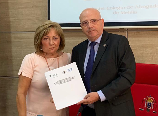 La presidenta de la Asociación Española Contra el Cáncer (AECC), Ana Rodríguez Pérez, y el decano del Colegio de Abogados de Melilla, Blas Jesús Imbroda