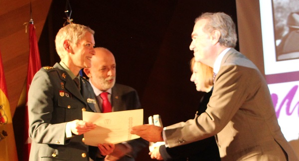 El decano del ICAM entrega el Premio de Igualdad a la Guardia Civil, recogido por la teniente coronel Mª Dolores Gimeno Durán
