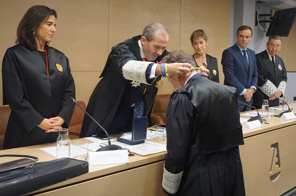 Javier Cremades Medalla de Honor al letrado del Colegio de Abogados de Málaga