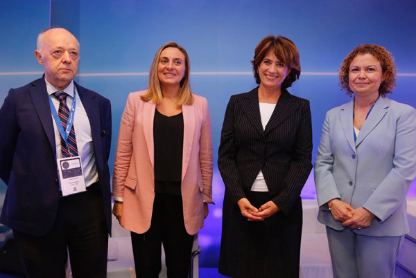 El decano territorial de Andalucía Occidental del Colegio de Registradores, Juan José Pretel; la consejera de Fomento, Infraestructuras y Ordenación del Territorio, Marifrán Carazo; la ministra de Justicia, Dolores Delgado; y la decana del Colegio de Registradores de España, María Emilia Adán