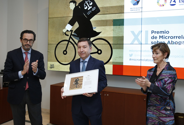 La presidenta del Consejo General de la Abogacía Española Victoria Ortega Benito, y el presidente de la Mutualidad, Enrique Sanz Fernández-Lomana entregan el premio a Manuel de la Peña Garrido