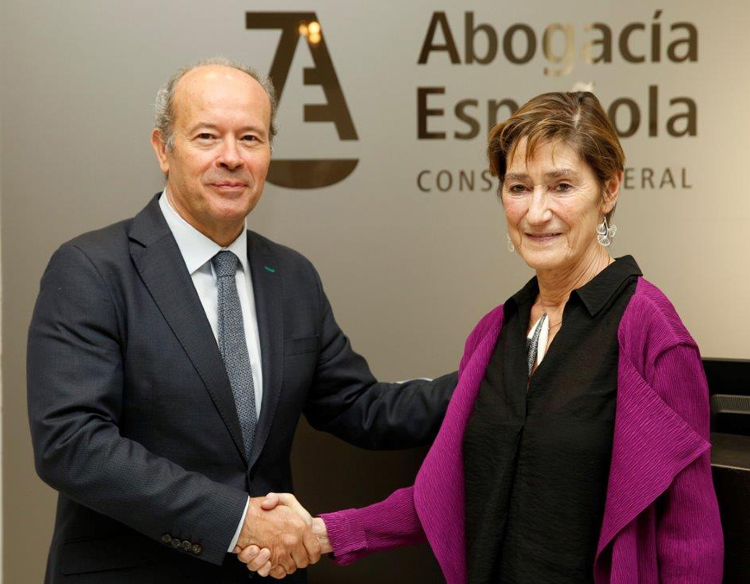 El ministro de Justicia, Juan Carlos Campo, y la presidenta del Consejo General de la Abogacía Española, Victoria Ortega
