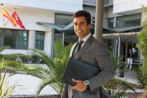 El abogado penalista experto en delitos de robo y hurto, Juan Gonzalo Ospina, a la salida de los juzgados