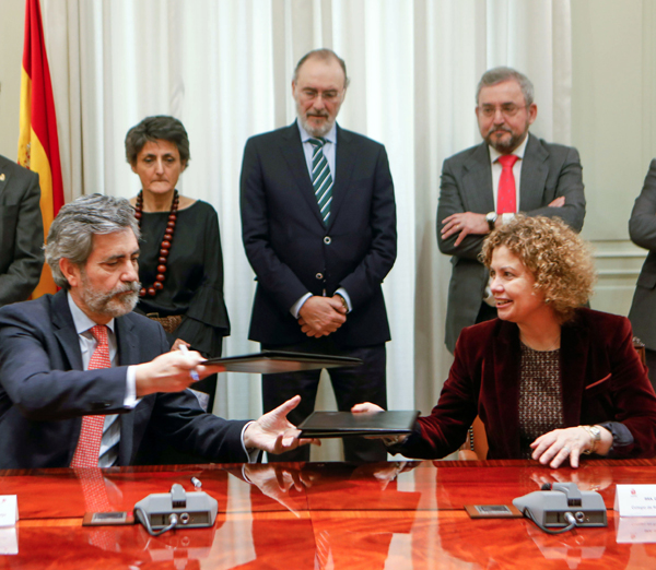 La decana del Colegio de Registradores de España, María Emilia Adán, y el presidente del Consejo General del Poder Judicial (CGPJ), Carlos Lesmes