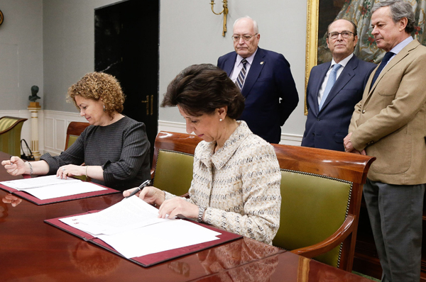 María José de la Fuente, presidenta del Tribunal de Cuentas y María Emilia Adán, decana del Colegio de Registradores de la Propiedad y Mercantiles de España