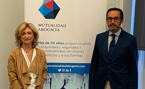 Enrique Sanz Fernández-Lomana, presidente de la Mutualidad de la Abogacía, y Rosalina Díaz Valcárcel, presidenta de la Asociación de Juristas y Profesionales del Derecho San Raimundo de Peñafort.