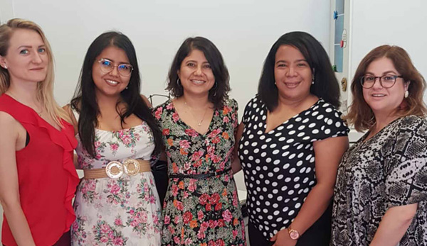Liliya Mykolayiv, Claudia Ágreda Ramírez, Alejandra Ágreda Ramírez, Wendy Rodríguez Garrido y Marta Gómez Ferreiro, socias fundadoras de AMJI durante la firma de sus estatutos fundacionales.