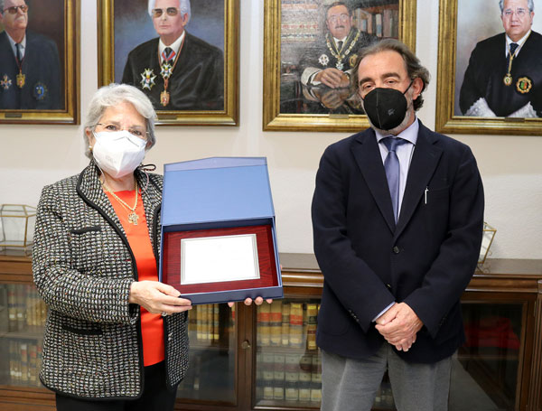 Elena Arias Salgado y el decano del Colegio, Javier Pulido