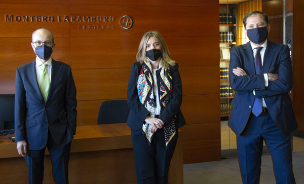 Enrique Montero (socio director del despacho), Lola Carranza y Ignacio Albendea Solís (socio responsable del departamento de Derecho Público y Administrativo).