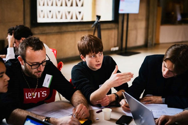 En el centro, estudiante de París. A su izquierda, hombre que trabaja en la construcción fuera de París