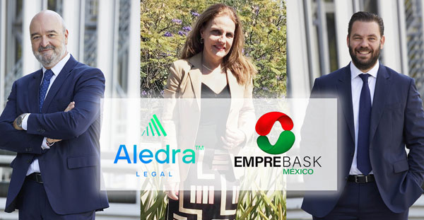 María Teresa Fernández, Presidenta de EmpreBask, flanqueada por Manuel J. Martín (izquierda) y Rafael Córcoles (derecha), socios de Aledra Legal.