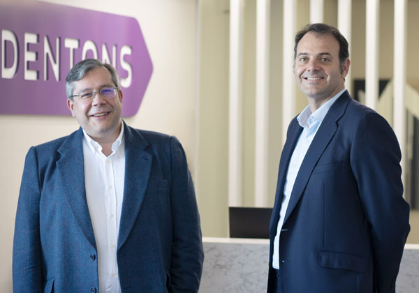 José María García Santos con el socio director de Dentons en España, Jabier Badiola