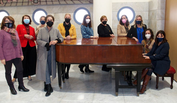 Las nueve diputadas de la Junta de Gobierno del ICA Málaga y algunas empleadas de la Corporación.