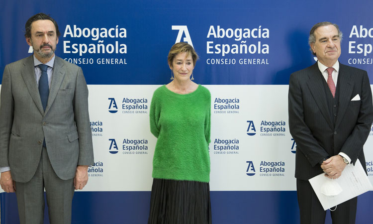 Enrique Sanz, presidente de la Mutualidad de la Abogacía, Victoria Ortega, presidenta del Consejo General de la Abogacía y José María Alonso, vicepresidente del Consejo General de la Abogacía, y decano del Colegio de Abogados de Madrid
