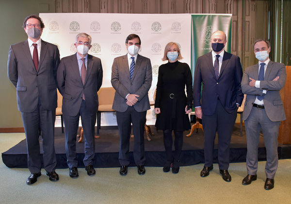 Luis Viñuales, socio de Uría Menéndez; Albert Collado, socio de Garrigues; Antonio Delgado, presidente del Círculo Ecuestre; Silvia Parés, socia responsable de Tax&Legal services en PwC en Cataluña; Enrique Lacalle, vicepresidente del Círculo Ecuestre; e Iñigo Aguirrezabala, socio de Cuatrecasas.