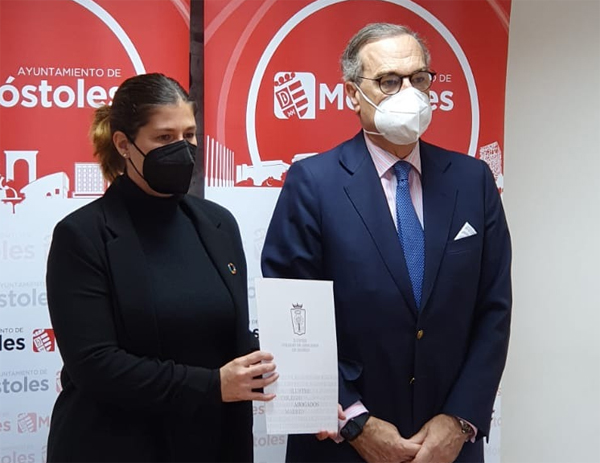 El decano del Colegio de Abogados de Madrid, José María Alonso, entrega a la alcaldesa de Móstoles la memoria anual de la Delegación Sur del ICAM