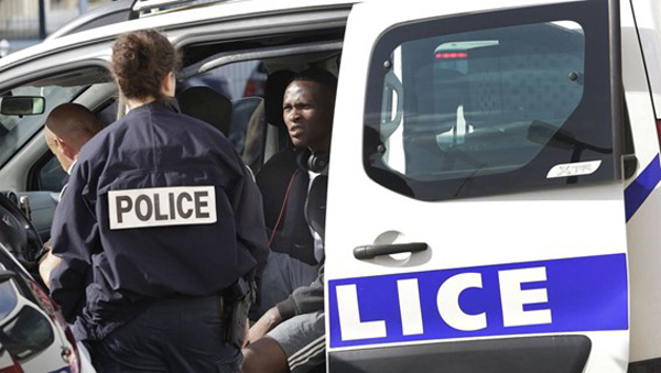 Migrantes subsaharianos son detenidos por la policía francesa junto a la estación Hendaya antes de ser devueltos sin garantías al otro extremo del puente de Santiago. Fotografía de Javier Hernández.