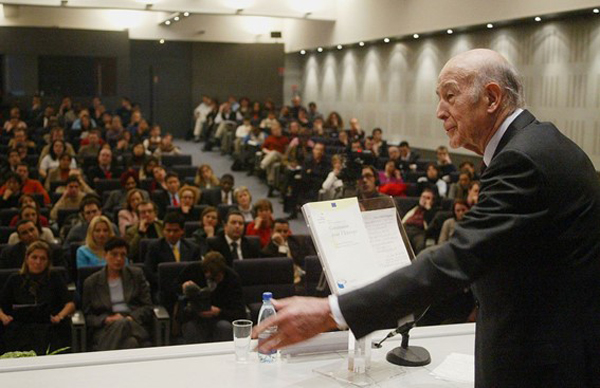 Fotografía de febrero del 2005 en el que aparece el expresidente francés y exalumno de la ENA, Valéry Giscard d’Estaing, ya fallecido, en un acto en la escuela / THOMAS WIRTH / AFP
