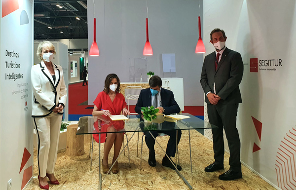 Firma del convenio entre INCIBE y SEGITTUR