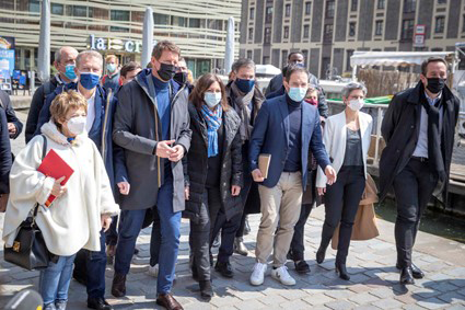 Los participantes en el encuentro de la izquierda intentan organizar una foto de familia ante la prensa, en París, el 17 de abril de 2021. Jean-Claude Coutausse para Le Monde.