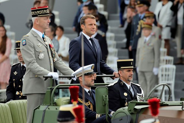El presidente francés, Emmanuel Macron, y el jefe del Estado Mayor, el general François Lecointre, en el desfile del 14 de julio de 2020. Pool / Reuters
